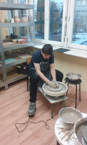 Pokaż zdjęcie: Zajęcia w pracowni ceramicznej w SOSW nr 2 w Przemyślu