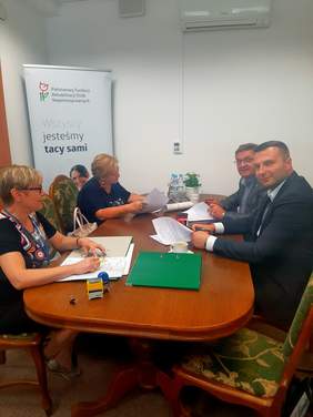 Pokaż zdjęcie: Podpisywanie umowy