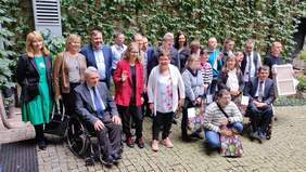 Pokaż zdjęcie: Liczna grupa osób w różnych wieku, w tym osoby z różnymi niepełnosprawnościami