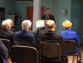 Dyrektor Oddziału PFRON Maciej Szymański wręcza upominek dla ZAZ 