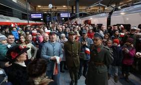 Pokaż zdjęcie: koncert patriotyczny na Dworcu Fabrycznym - Śpiewajmy dla Niepodległej