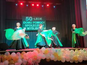 Pokaż zdjęcie: Wystepy artystyczne mieszkańców DPS - taneczne i muzyczne