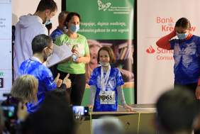 Pokaż zdjęcie: 10-letnia Marlena odbiera nagrodę ufundowaną przez PFRON. Za zajęcie III miejsca w kategorii PTWM dziewczynka otrzymała rower stacjonarny.