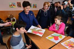 Pokaż zdjęcie: Premier Beata Szydło oraz dyrektor Marta Mordarska podczas spotkania z podopiecznych Specjalnego Ośrodka Szkolno – Wychowawczego przy ul. Broniewskiego w Nowym Sączu