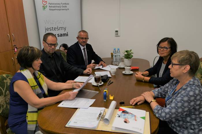 Pokaż zdjęcie: Podpisanie pierwszej umowy o dofinansowanie zakupu pojazdu dla Domu pomocy Społecznej w Będzinie