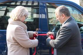 Pokaż zdjęcie: Uroczyste przecięcie wstęgi - Beata Kowalczyk – dyrektor PCPR w Pruszczu Gdańskim oraz Dariusz Majorek Dyrektor Oddziału Pomorskiego PFRON.