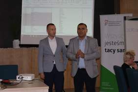 Pokaż zdjęcie: Bartosz Szadokierski Dyrektor PCPR Starogard Gdański oraz Dariusz Majorek Dyrektor Oddziału Pomorskiego PFRON.