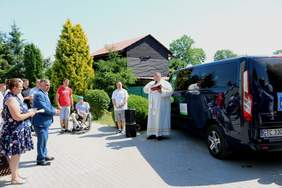 Pokaż zdjęcie: Uroczyste przekazanie pojazdu przez Dyrektora Oddziału Dariusza Majorka