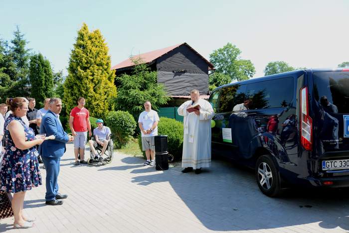 Pokaż zdjęcie: Uroczyste przekazanie pojazdu przez Dyrektora Oddziału Dariusza Majorka