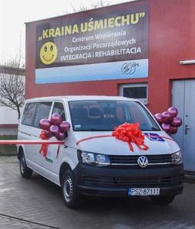 Pokaż zdjęcie: Uroczystość przekazania busa z dofinansowaniem ze środków PFRON dla podopiecznych Centrum Wspierania Organizacji Pozarządowych Integracja i Rehabilitacja w Szamotułach