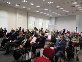 Pokaż zdjęcie: grupa osób siedzących na krzesłach