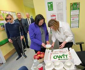 Pokaż zdjęcie: Urodziny, tort, uczestnicy