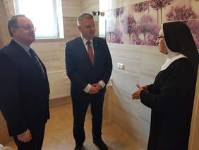 Pokaż zdjęcie: Od lewej: Dyrektor Oddziału Świętokrzyskiego PFRON – Andrzej Michalski, Senator RP Jarosław Rusiecki, siostra ze Zgromadzenia Sióstr Franciszkanek