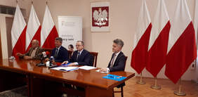 Pokaż zdjęcie: podpisanie umowy z powiatem pińczowskim 