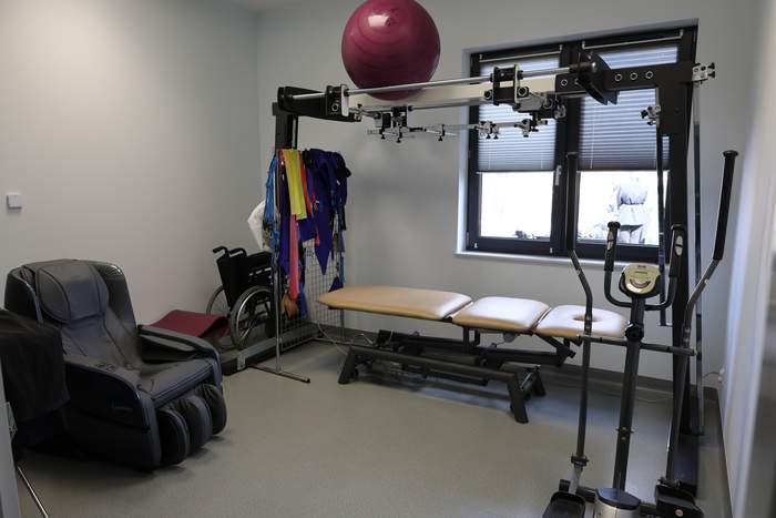 Pokaż zdjęcie: Wnętrze pomieszczenia placówki z wyposażeniem dla osób z niepełnosprawnościami