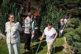 Uczestnicy projektu podczas spaceru