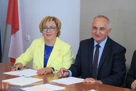 Marta Mordarska - dyrektor Oddziału Małopolskiego PFRON oraz Karol Górski - Starosta Gorlicki (źródło zdjęcia: Starostwo Powiatowe w Gorlicach)