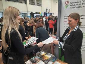 Pokaż zdjęcie: Stoisko PFRON na Opoczyńskich Targach Pracy i Edukacji