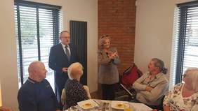 Pokaż zdjęcie: Z głuchymi spotkał się dyrektor Oddziału Świętokrzyskiego PFRON Andrzej Michalski (Fot. Facebook Stowarzyszenia "Cisza" )