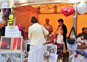 Pokaż zdjęcie: Stoisko z pracami plastycznymi podopiecznych WTZ przy PSONI Koło w Hrubieszowie