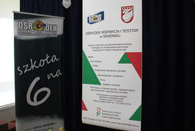 Pokaż zdjęcie: Dwa roll-upy informacyjne o działaności OWiT
