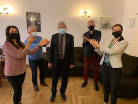 Pokaż zdjęcie: Na zdjęciu: Władysław Skwarka  z Radnymi klubu odbiera gratulacje