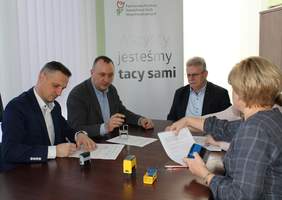 Pokaż zdjęcie: Paweł Skrzypek,Krzysztof Kasperek Zarząd Spółdzielni Niewidomych,Jerzy Dębski Dyrektor Oddziału Lubelskiego PFRON,Janina Włodarczyk specjalista Oddziału Lubelskiego PFRON