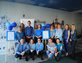 Pokaż zdjęcie: Dyrekcja i pracownicy Oddziału Małopolskiego PFRON w niebieskich kolorach z okazji Światowego Dnia Świadomości Autyzmu.