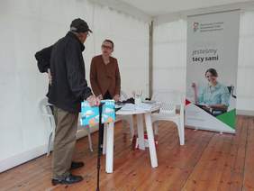 Pokaż zdjęcie: Pracownicy Oddziału Małopolskiego PFRON udzielają informacji na temat form wsparcia dla osób z niepełnosprawnościami