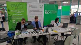 Pokaż zdjęcie: Stoiska informacyjne OWiT, PFRON i ZUS