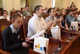 Uczestnicy XIX Sesji Osób Niepełnosprawnych w łąwach, podczas oklaskiwania występujacych