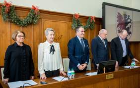 Otwarcie Sesji Osób Niepełnosprawnych - od lewej stoją: dyrektor OK-P PFRON Aleksandra Gierej, przew. OK-P Ligi Kobiet Polskich Anna Komoń, przew. sejmiku Ryszard Bober, wiceprzew. sejmiku Marek Nowak i marszałek województwa Piotr Całbecki