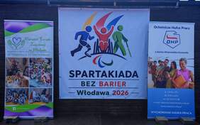 Pokaż zdjęcie: Plakat Spartakiady „Bez Barier” Włodawa 2026 między dwoma banerami partnerów.