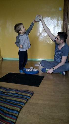 Uczestnik zajęć terapeutycznych. Zdjęcie pochodzi ze zbiorów własnych Toruńskiego Towarzystwa Autyzmu.