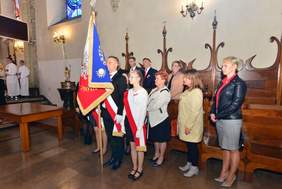 Pokaż zdjęcie: Przekazanie i poświęcenie sztandaru