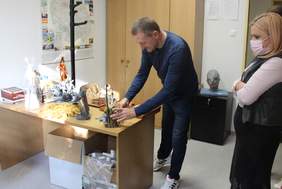 Pokaż zdjęcie: 2 osoby w tle prace konkursowe