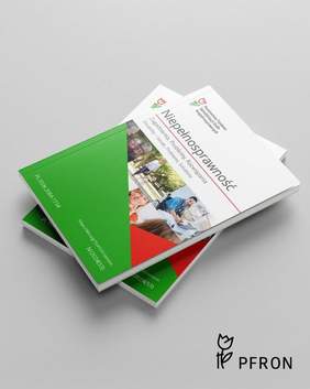 Pokaż zdjęcie: Na zdjęciu leżą dwa wydania Kwartalnika „Niepełnosprawność – Zagadnienia, Problemy, Rozwiązania”. Tło jest szare. W prawym dolnym rogu znajduje się logo PFRON.  