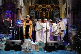 Pokaż zdjęcie: Uczestnicy Przeglądu Twórczości Artystycznej Środowiskowych Domów Samopomocy Województwa Małopolskiego im. Haliny Wędrychowicz „Na zimową nutę”.