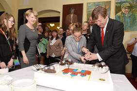 Uroczyste krojenie tortu na zakończeniew sesji