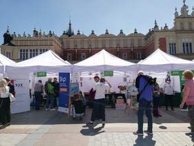 Pokaż zdjęcie: Inauguracja Tygodnia Osób z Niepełnosprawnością "Kocham Kraków z Wzajemnością" na Rynku Głównym w Krakowie