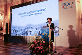 Pokaż zdjęcie: Kobieta mówi do mikrofonu 