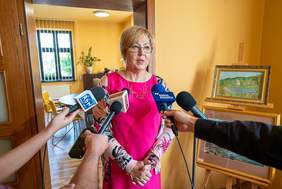 Pokaż zdjęcie: Rozmowa z dyrektor Martą Mordarska podczas dzisiejszego przekazania promes