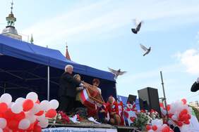 Pokaż zdjęcie: Festyn Przyjaźni „Tacy Sami” w Tczewie - symboliczne wypuszczenie gołębi