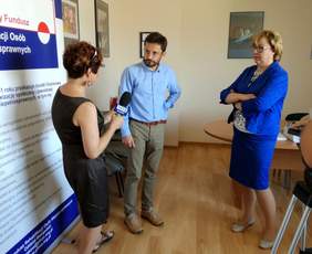 od lewej: Maria Kudroń, reporterka TVP3 Kraków, Marcin Kałużny, prezes Stowarzyszenia Sursum Corda, Marta Mordarska, dyrektor Oddziału Małopolskiego PFRON