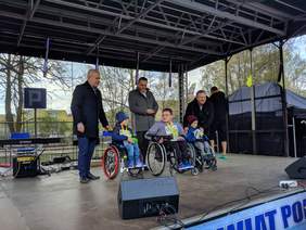 Pokaż zdjęcie: Dekoracja zwycięzców