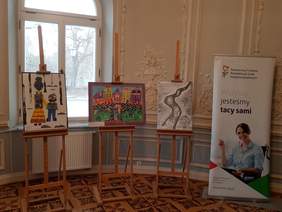 Pokaż zdjęcie: Wystawa prac plastycznych uczestników XXI edycji konkursu plastycznego „Sztuka Osób Niepełnosprawnych” zorganizowana w pałacu w Kościelcu