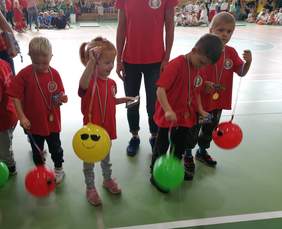 Pokaż zdjęcie: Wręczenie pamiątkowych medali i upominków dla uczestników X Integracyjnego Turnieju Gier i Zabaw dla najmłodszych „Szybciej, razem, dalej”