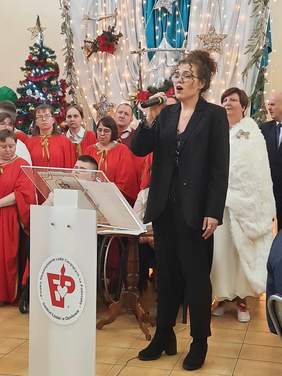 Pokaż zdjęcie: Kolęda śpiewana przez podopieczną stowarzyszenia 