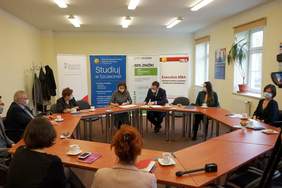 Pokaż zdjęcie: Uczestnicy siedzą przy okrągłym stole.