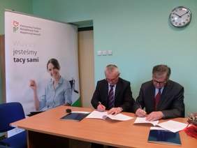 Podpisanie porozumienia - Dyrektor Marek Magiera ZUS Oddzaił w Bielsku - Białej i Jan Wroński Śląski Oddział PFRON 